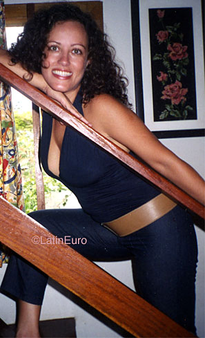 Date this voluptuous Brazil girl Andrea from PORTO B9226