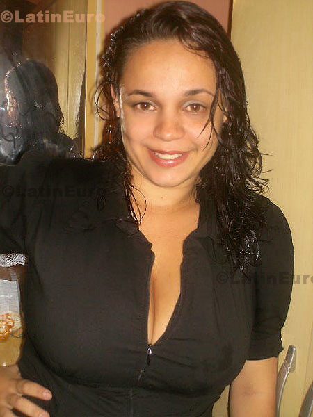 Date this nice looking Brazil girl Andressa from Mage B-31