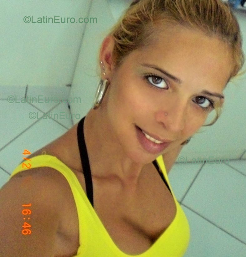 Date this nice looking Brazil girl Priscilla from Sao Mateus B1464