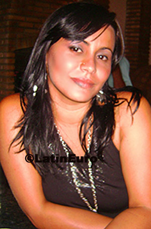 Date this nice looking Brazil girl Janine from Salvador BR3716