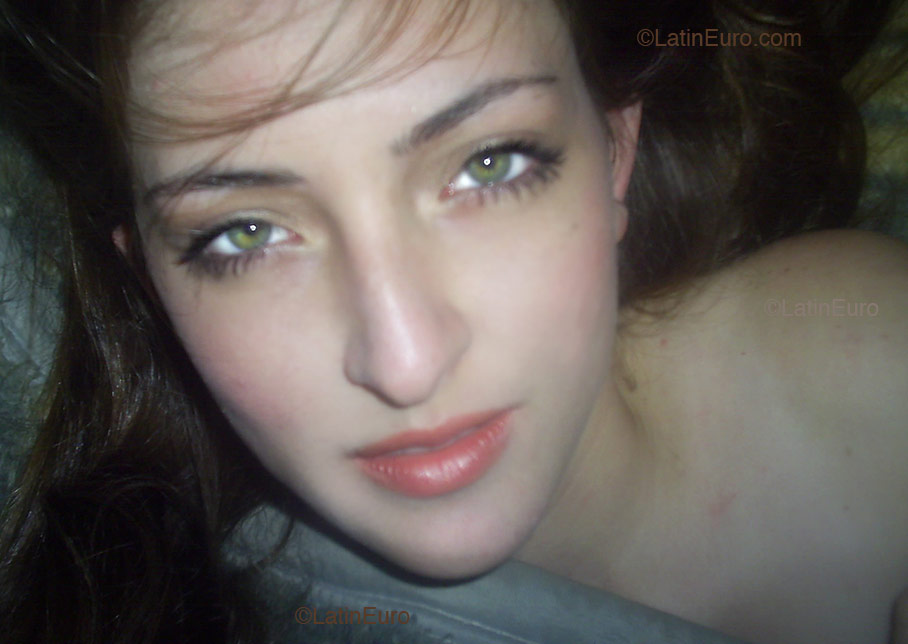 Date this nice looking Brazil girl Aline from  B2167