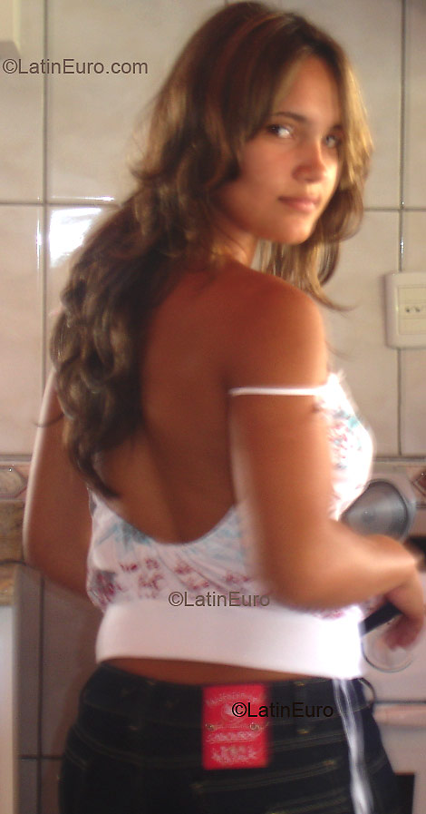 Date this nice looking Brazil girl Bruna from GOIANIA B2565