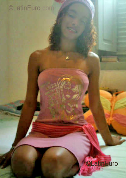 Date this attractive Brazil girl Susy from RIO DE JANEIRO B2723