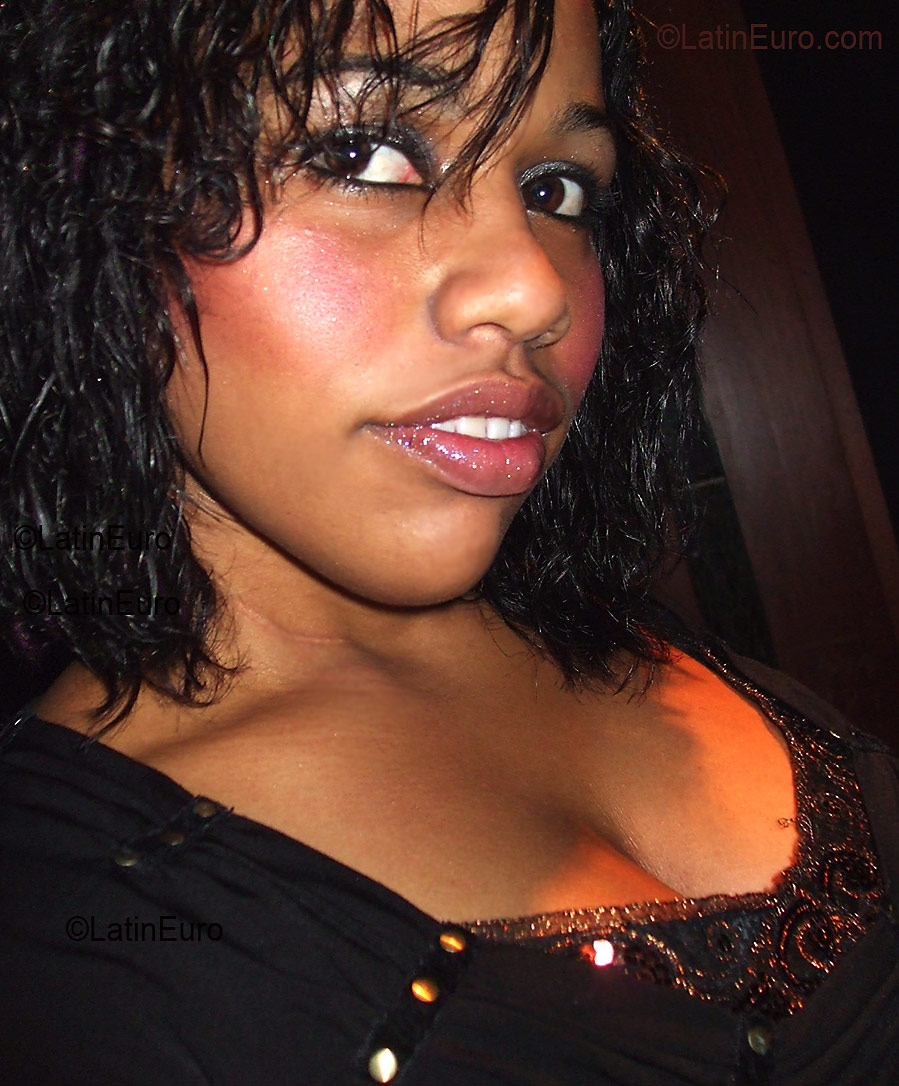 Date this nice looking Spain girl Viviane from  B2745