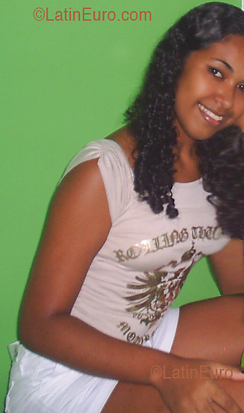 Date this attractive Brazil girl Rafaela from RIO DE JANEIRO B2855