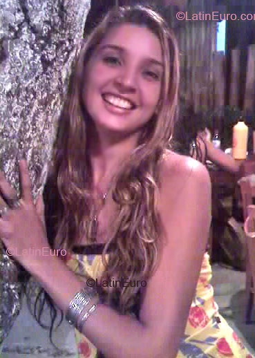 Date this nice looking Brazil girl Cleyde from SALVADOR B3061