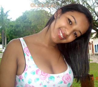 Date this nice looking Brazil girl Viviane from GOIANIA B3657