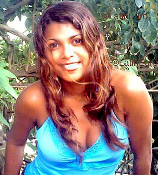 Date this sensual Brazil girl Emanuelle from  B4024