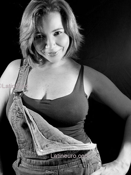 Date this nice looking Brazil girl Flavia from GOIANIA B4206