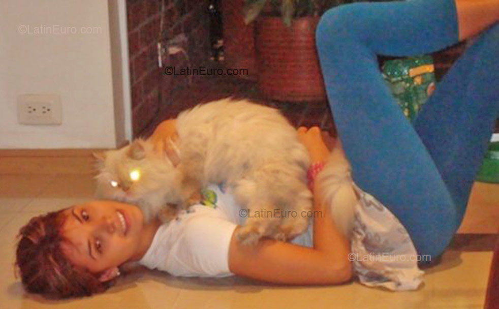 Date this delightful Colombia girl Andrea from Cali C7908