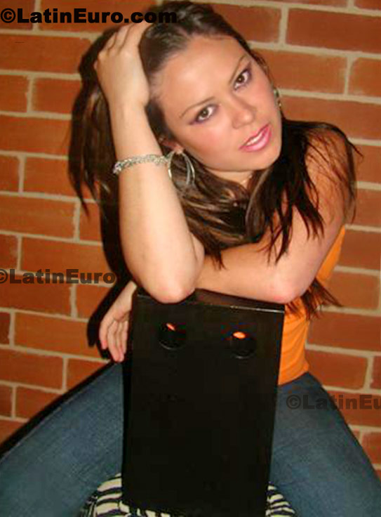 Date this fun Colombia girl Damaris from  C8285