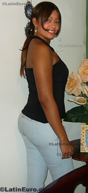Date this charming Colombia girl Sandra from  C8320