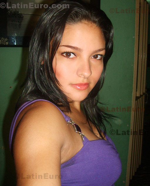 Date this good-looking Colombia girl Lina from  C8531