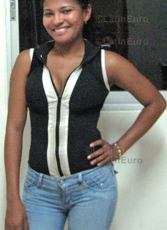 Date this foxy Colombia girl Gina from Cartagena C8674