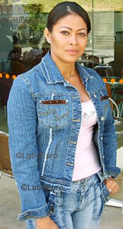 Date this good-looking Colombia girl Mildred from  C8897