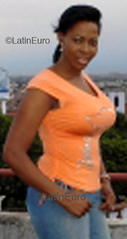 Date this nice looking Colombia girl Fabiola from  C9334