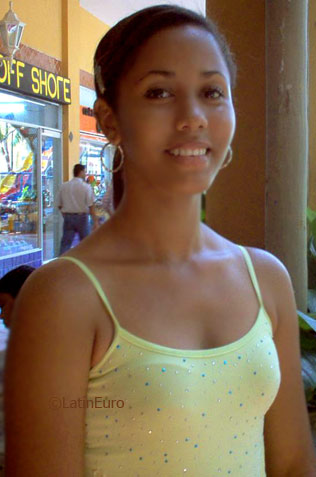 Date this beautiful Colombia girl Lorena from  C9410
