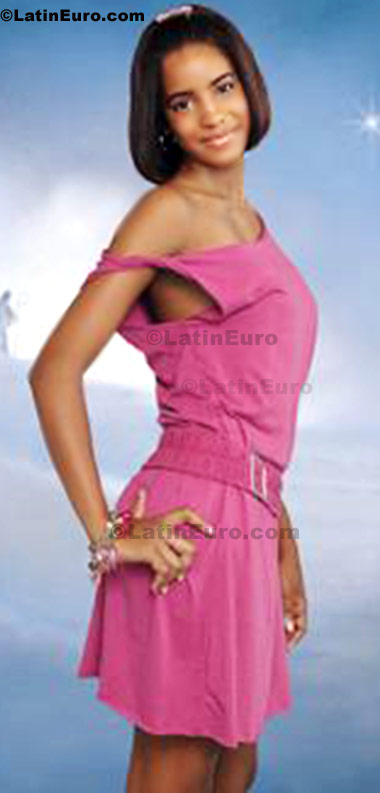 Date this lovely Dominican Republic girl Nefer from Santo Domingo N-1019