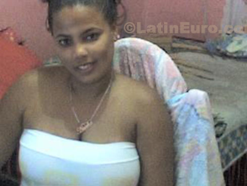 Date this nice looking Dominican Republic girl Niurka from Santo Domingo N-1257