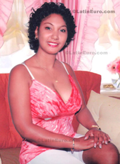 Date this passionate Dominican Republic girl Yerlina from Tenares N-1466
