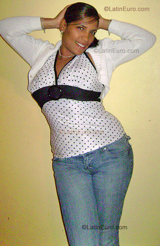 Date this athletic Dominican Republic girl Yufreisi from Santiago N-1497