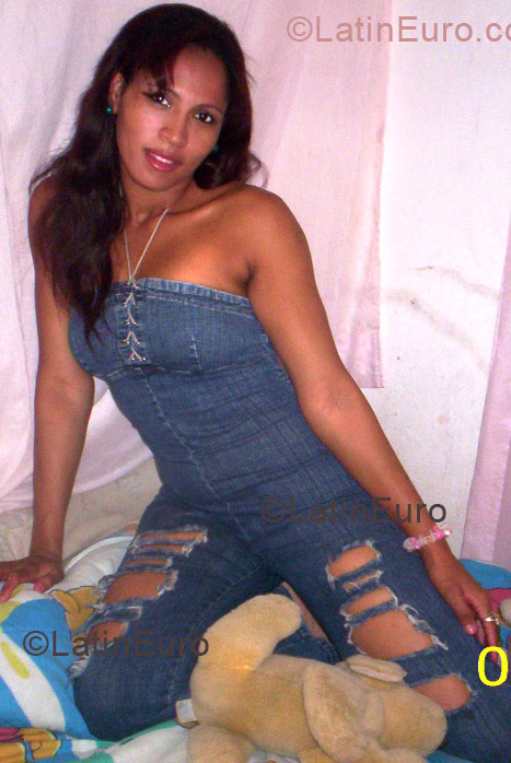 Date this foxy Dominican Republic girl Luz from Santo Domingo N-27