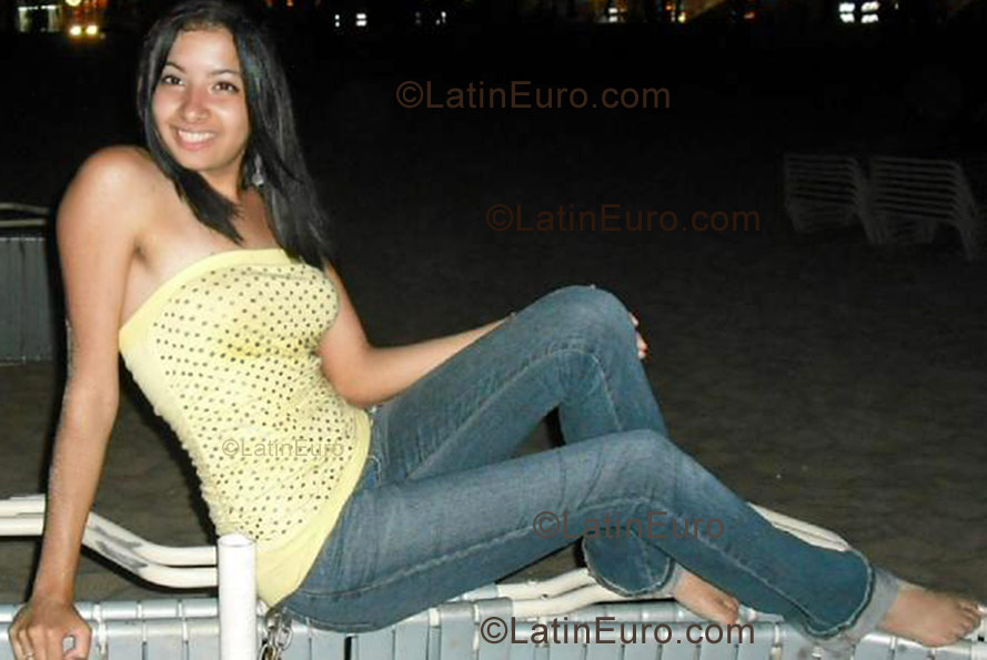 Date this stunning Dominican Republic girl Pamela from Santo Domingo N-303