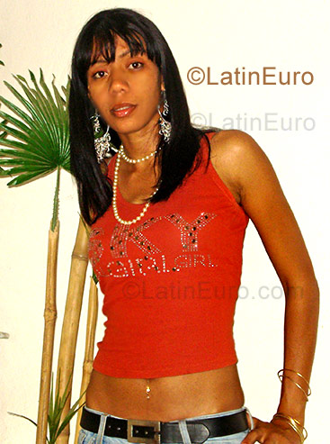 Date this funny Dominican Republic girl Nuris from Santiago N-371