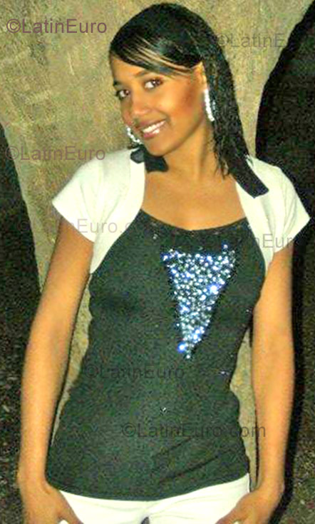 Date this foxy Dominican Republic girl Carolin from Puerto Plata N-372