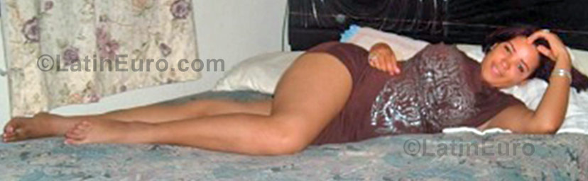 Date this athletic Dominican Republic girl Aidee from La Vega  N-421
