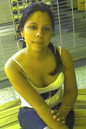 Date this foxy Dominican Republic girl Josefina from Santo Domingo N-430