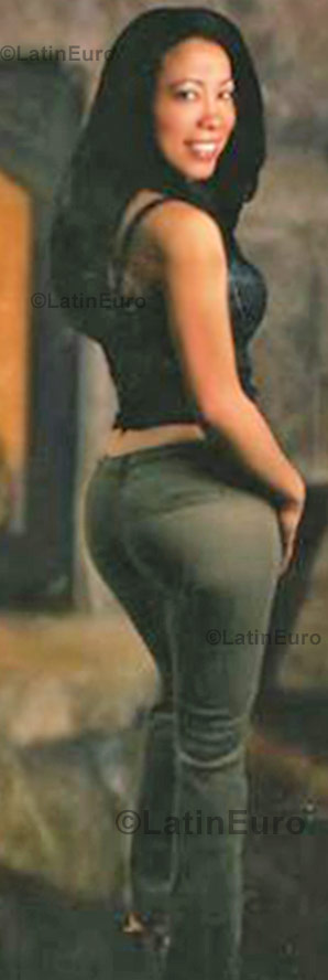 Date this attractive Dominican Republic girl Dilenia from Santo Dominigo N-641