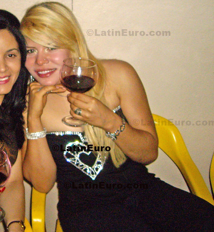 Date this stunning Dominican Republic girl Beverly from Santo Domingo N-891