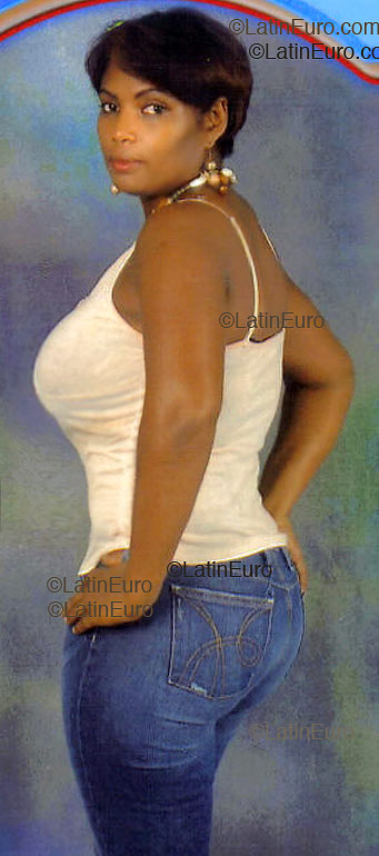 Date this happy Dominican Republic girl Diomaris from San Cristobal N123