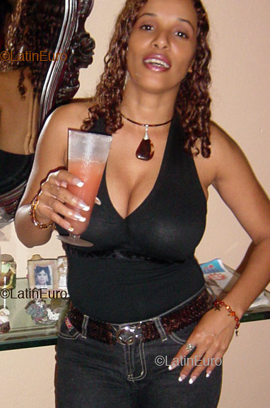 Date this happy Dominican Republic girl Sandra from Santo Domingo N1494
