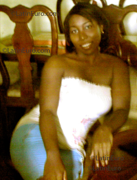 Date this attractive Dominican Republic girl Natalia from Santo Domingo N186