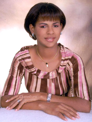 Date this tall Any Country girl Yesenia from  N3350