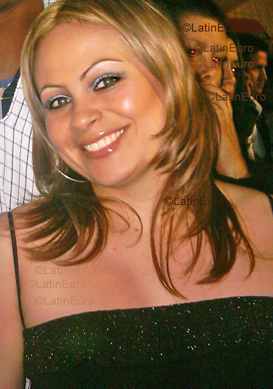 Date this sultry Colombia girl Juliana from Cali C8919
