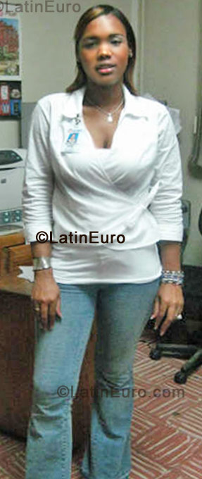 Date this good-looking Dominican Republic girl Diana from Santo Domingo DO292