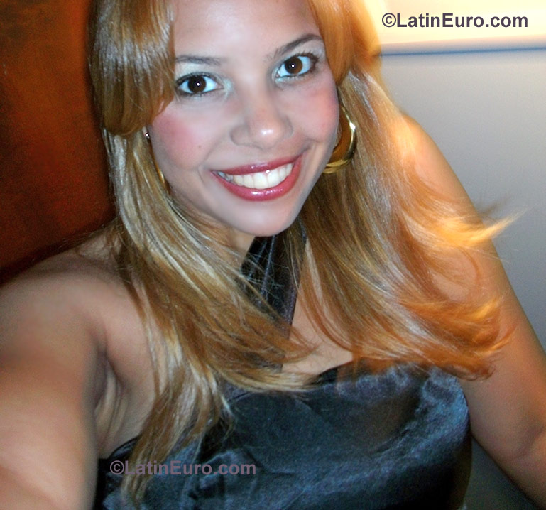 Date this delightful Brazil girl Carolina from Juiz De Fora BR825