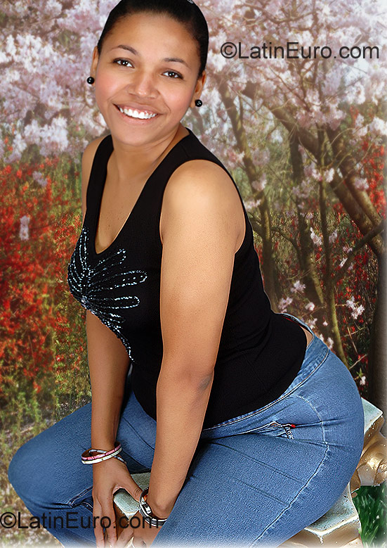 Date this good-looking Dominican Republic girl Aralis from Puerto Plata DO740