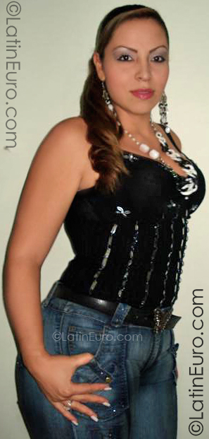 Date this nice looking Colombia girl Carolina from Medellin CO702