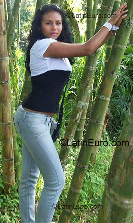 Date this charming Colombia girl Yeimi from Cali CO763