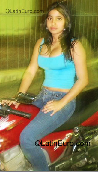 Date this nice looking Brazil girl Gessica from Goiania BR1072
