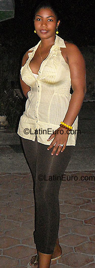 Date this happy Dominican Republic girl Julissa from Santo Domingo DO876