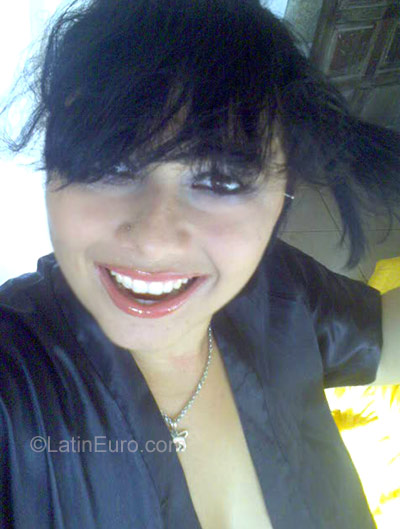Date this nice looking Brazil girl Priscila from Salvador BR1084