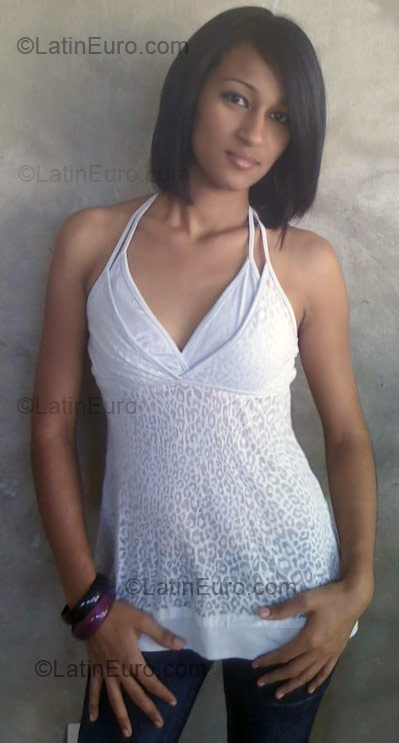 Date this hard body Dominican Republic girl Nathaly from La Vega DO1145