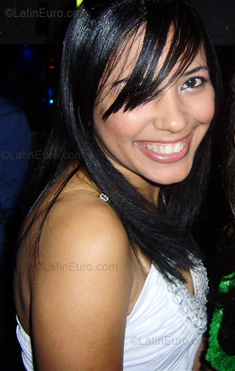Date this good-looking Dominican Republic girl Carolina from Santo Domingo DO1258