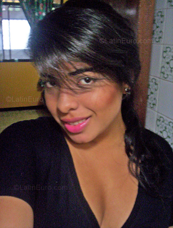 Date this attractive Colombia girl Maria Paula from Bogota CO1346