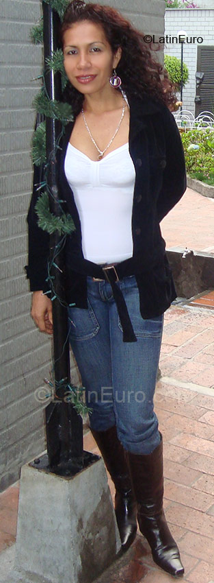 Date this good-looking Colombia girl Berta Rosa from Bogota CO1486